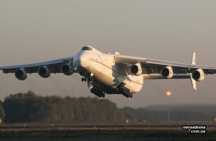 Самый большой самолет в мире Ан-225 (24 фото)