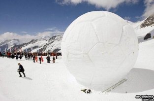 Уникальный футбольный матч в горах! (12 фото)