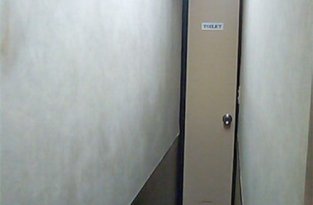 Самый узкий туалет в мире (2 фото)