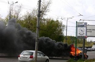 Сгоревшая Audi 80 (9 фотографий)