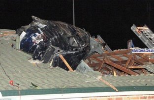 Автомобиль приземлился на крышу частного дома (5 фото + видео)