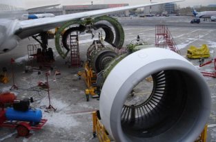 Замена двигателя на Boeing 777 (6 фотографий)