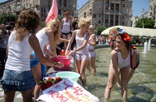FEMEN в киевском фонтане (10 фото)