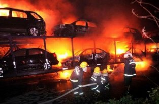20 новых машин сгорели на тягаче (6 фото)