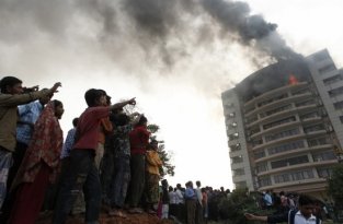 Пожар на швейной фабрике в Бангладеш (6 фото)