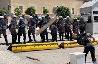 Демонстранты подожгли банк в центре Афин (27 фото)