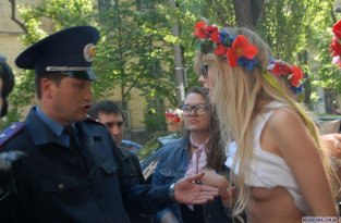 Синие ведерки по-украински от активисток Femen (10 фото)