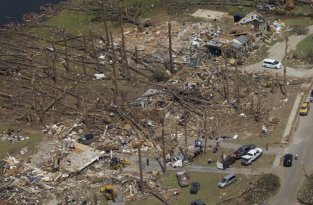 Последствия торнадо в Алабаме: Вид сверху (18 фото)