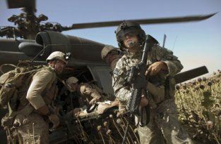 Будни экипажа санитарного вертолета в Афганистане (32 фото)