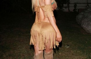 Софи Тернер в костюме Покахонтас (9 Фото)