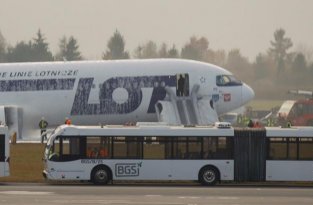 Аварийная посадка самолета в Польше (7 фото + видео)
