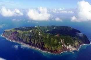Обитаемый остров Aogashima (9 фотографий)