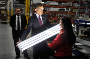 Барак Обама посещает предприятия Висконсина (9 фото)