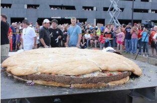 Самый большой в мире бургер (2 фото)