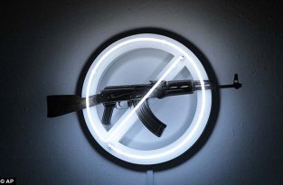 Нет оружию – AK-47 превращен в произведение искусства (10 фото)