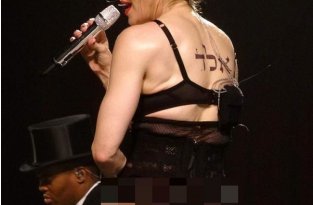 Очередной шокирующий наряд Мадонны на концерте (5 фото)