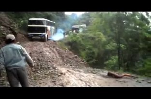 В Боливии уронили автобус в обрыв