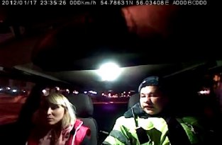 Пьяная девушка устроила дебош в машине инспекторов