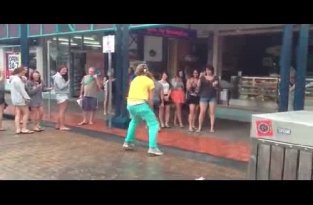 Сумасшедший парень танцует на улице