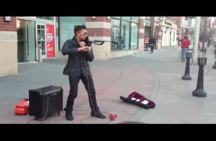 Крутая игра на скрипке уличного музыканта