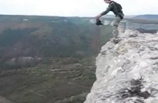 Очень опасный прыжок с парашютом с горы