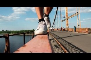 Экстремальное лазанье по пешеходному мосту в Киеве