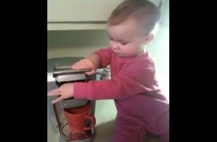 Ребенок делает маме кофе