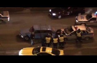 Пьяного нарушителя избивают полицейские