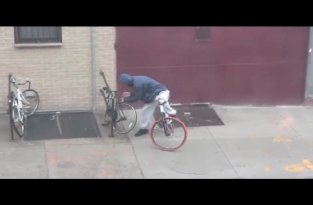 Вор неудачник, пытается украсть велосипед