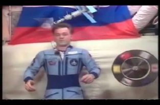 Космонавты демонстрируют трюки с ротацией в нулевой гравитации