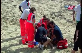 Жуткий перелом во время пляжного футбола