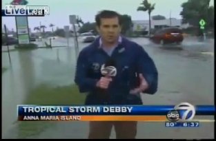 Репортера накрыло волной от урагана