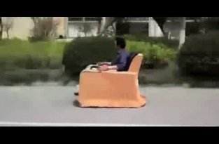 Необычное кресло на дороге