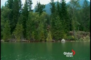 Мощный оползень на берегу озера в Канаде