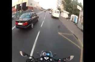Водитель БМВ подрезал мотоциклиста