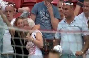 Реакция парня и девушки во время матча