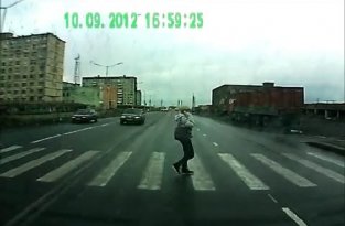 Грузовик МАЗ сбил пешехода напереходе (жесть)