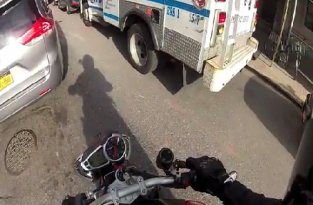 Полицейский проводит мотоциклиста по тротуару в объезд пробки