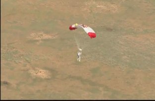 Знаменитый прыжок с парашутом из стратосферы, высота 39 км