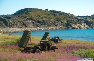 Заброшенная тяжелая военная техника на берегу Баренцева моря (50 фото)