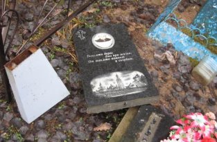 Детдомовцы разгромили кладбище в Вологодской области (4 фото)