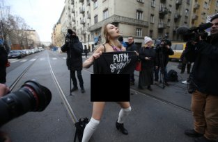 Топ-10 акций гологрудых активисток Femen за последнее время (11 фото) (эротика)