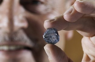 Обнаружен редкий голубой бриллиант (3 фото)
