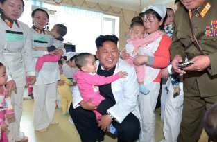 Ким Чен Ын поиграл с воспитанниками детского дома (5 фото)