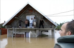 Сильнейшее за 120 лет наводнение на Балканах (24 фото)
