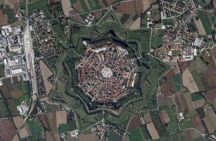 Необычный симметричный город-крепость в Италии (15 фото)