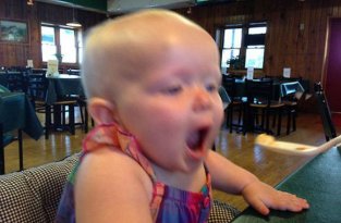 Реакция малыша на первый в его жизни кекс (5 фото)
