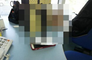 Почему не стоит оставлять свой мобильный телефон на рабочем месте (2 фото)