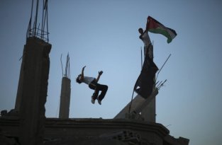 Подростки сектора Газа занимаются паркуром на руинах (10 фото)