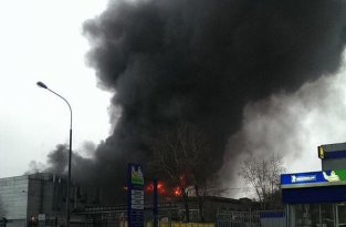 Крупный пожар по улице Перовской в Москве (12 фото)